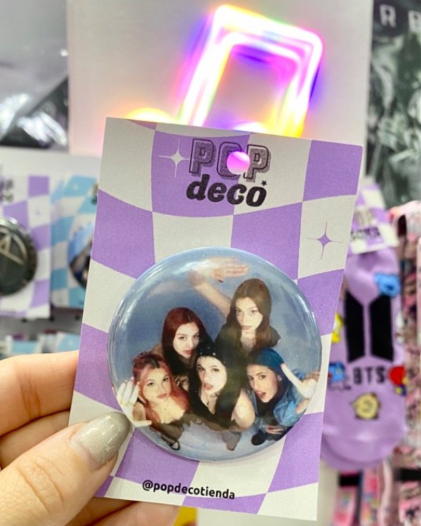 Producto - Pin Adollz selfie