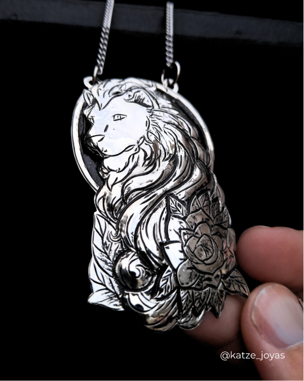 Producto - Dije "Nobleza del león" - cincelado/repujado