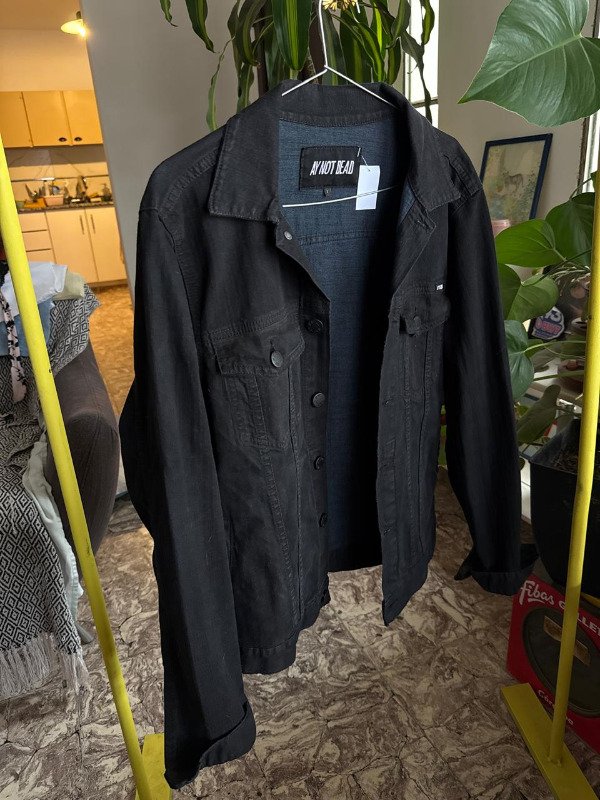 Producto - CAMPERA AY NOT DEAD