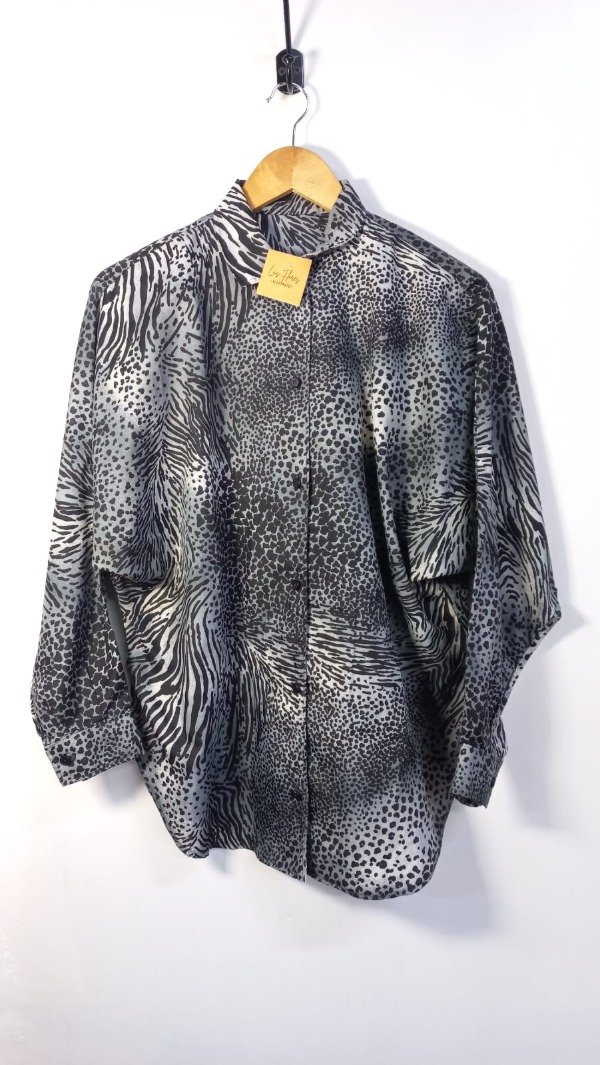 Producto - CAMISA ANIMAL PRINT NEGRO Y BLANCA