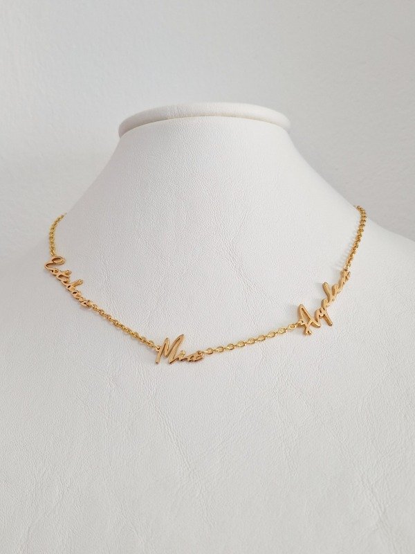 Producto - Tres Nombres Personalizados con Cadena, Bronce Laminado en Oro