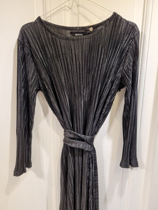 Producto - Vestido BERCIA negro plisado Talle M - PRECIO: 56X - 1
