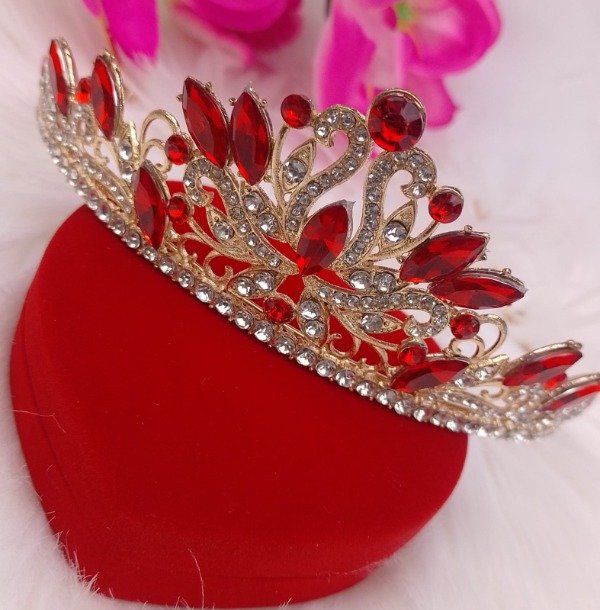 Producto - Tiara Strass metal alto 5 cm   roja piedras