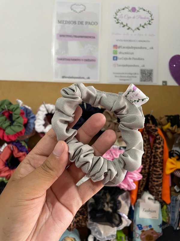 Producto - Scrunchie mini gris tropical