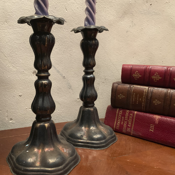 Producto - Par de candelabros metal plateados