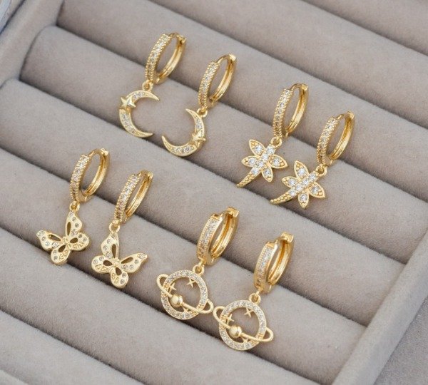 Producto - argolla dorada con strass colgante a2479