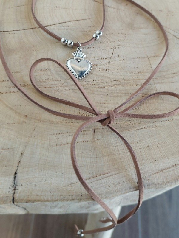 Producto - Collar gamuza corazón sagrado - AC248