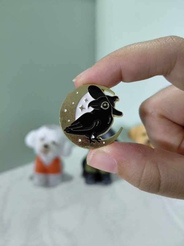 Producto - Pin metalizado - Cuervo a la luna #3332