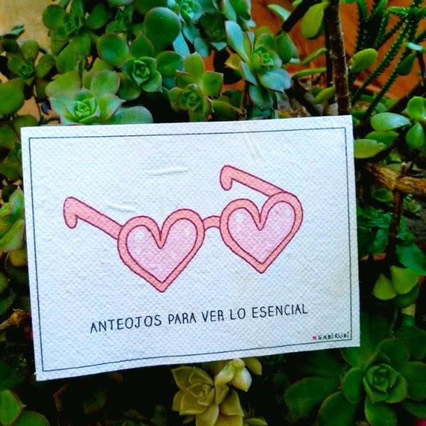 Producto - POSTAL PLANTABLE 75: "Anteojos para ver lo esencial"