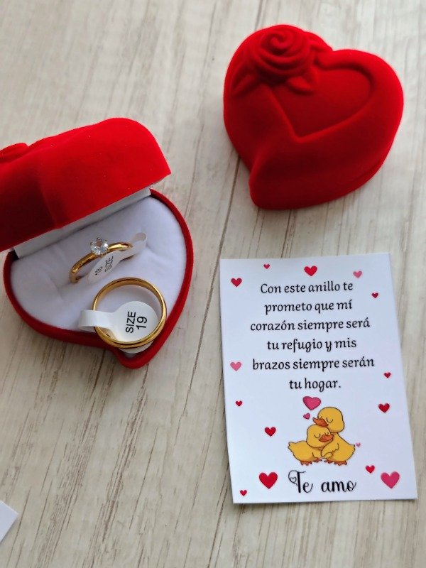 Producto - Anillo de strass y alianza dorada + cajita y tarjeta