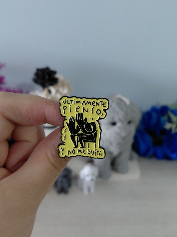 Producto - Pin metalizado - Últimamente pienso y no me gusta #2848