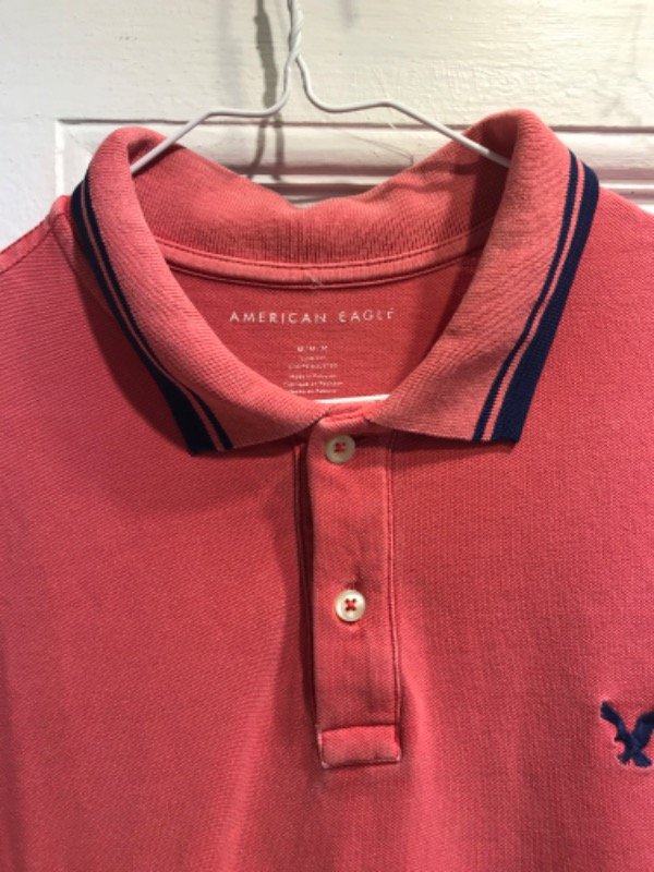 Producto - Chomba AMERICAN EAGLE rosa detalles azules- Talle M- PRECIO: 20x - 1
