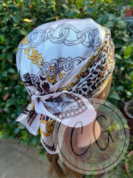 Producto - Pañuelo Sedificado Crema con cadenas y animal print CHICO