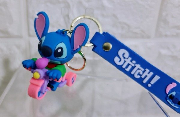 Producto - Llavero Stitch en Moto Goma 3D