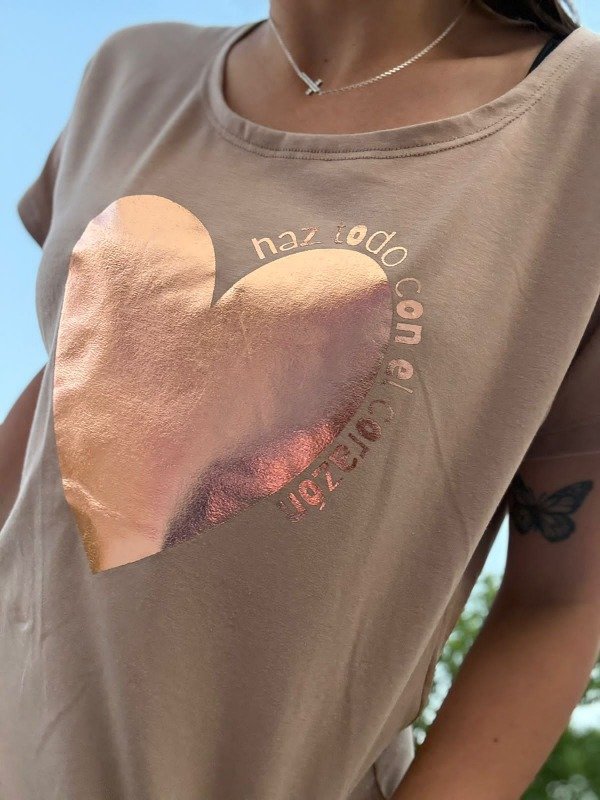 Producto - REMERA "HAZ TODO CON EL CORAZÓN" - BEIGE