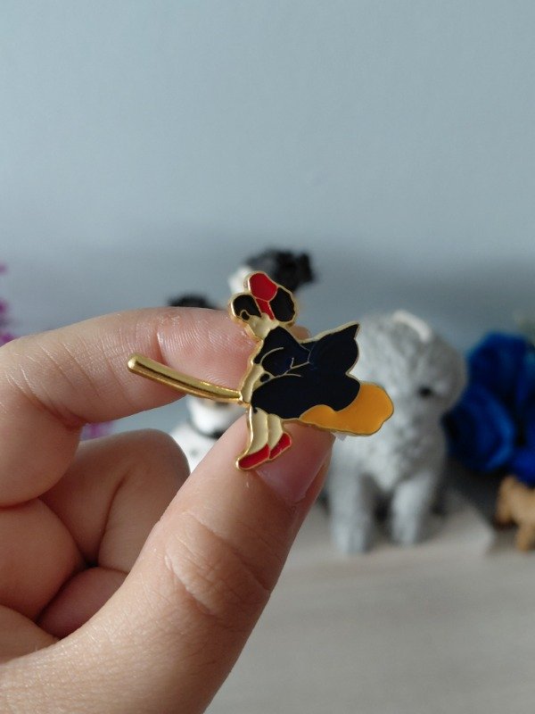 Producto - Pin metalizado - Kiki: Entregas a domicilio #2086