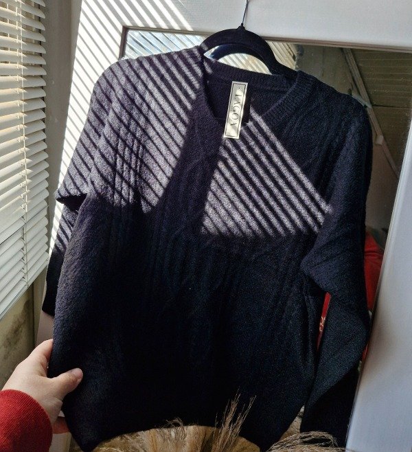 Producto - Sweater negro escote V importado