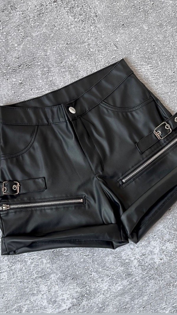 Producto - SHORT ENGOMADO CON CIERRES Y CINTOS