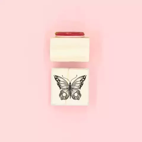 Producto - Mariposa sello de silicona en taco de madera 3 x 3 cm