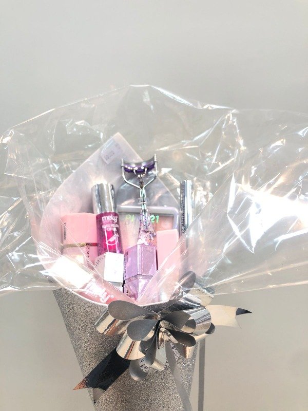 Producto - RAMO CON PRODUCTOS DE MAQUILLAJE 2