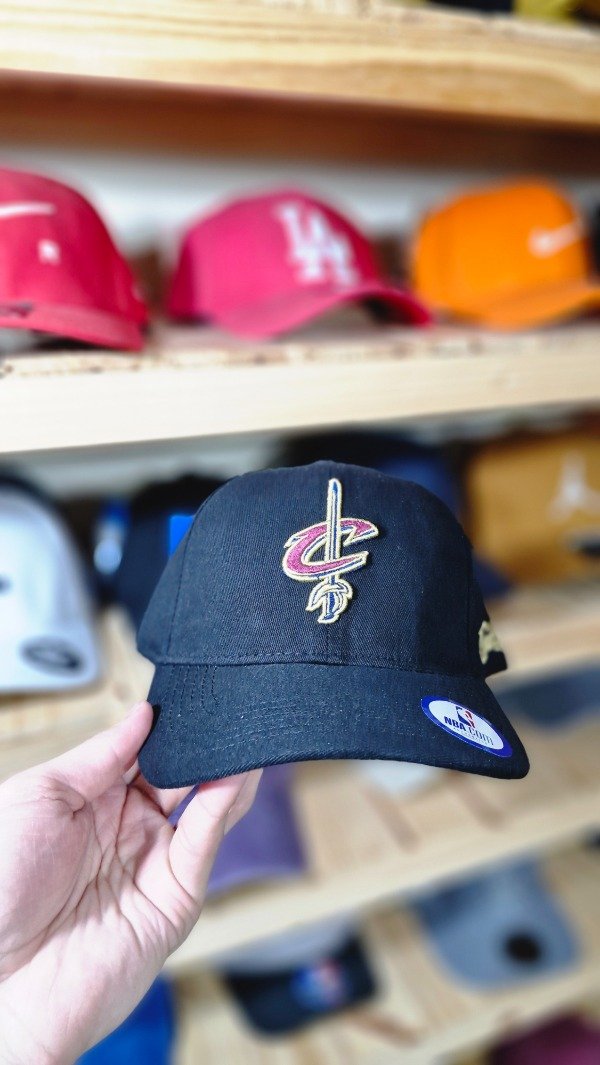 Producto - GORRA NBA CAVALIERS NEGRA