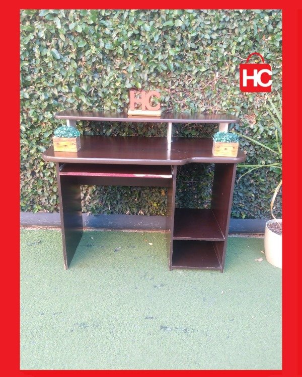 Producto - Escritorio de PC Compacto con Bandeja