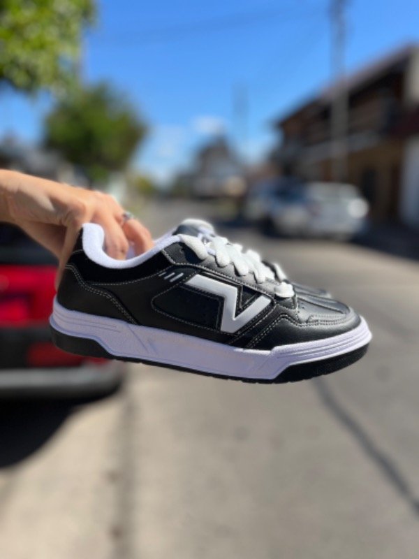 Producto - VANS UPLAND BLACK and White