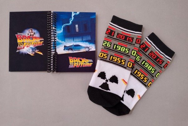 Producto - Combo de libreta y soquetes de Back to the Future. Volver al Futuro