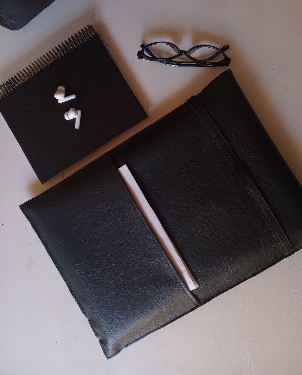 Producto - Sobre ecocuero c/bolsillo porta notebook 15'