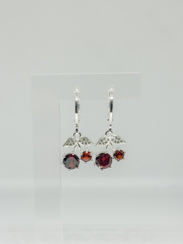 Producto - Argollas acero blanco con dije cereza micro pavé blanco y rojo