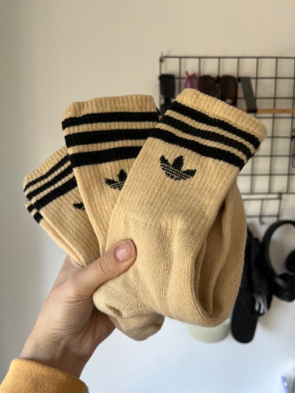 Producto - ADIDAS BEIGE LÍNEAS NEGRAS