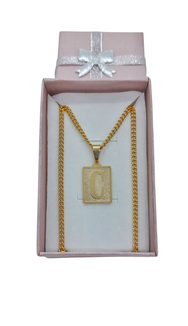 Producto - Incial dorada C, con relieve