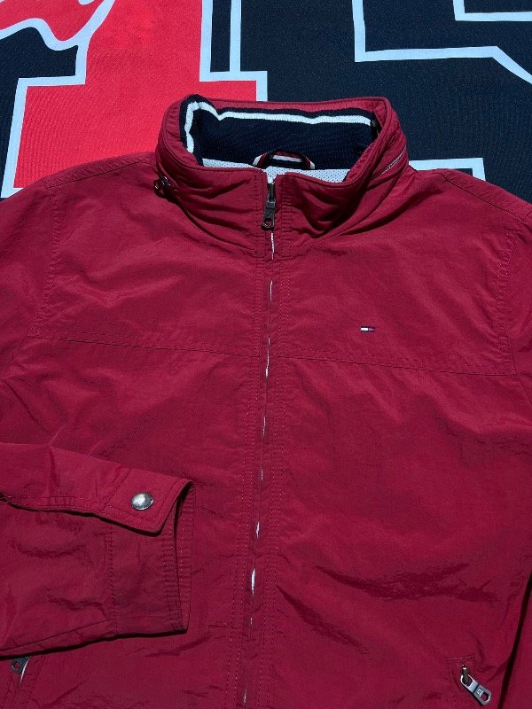 Producto - Campera Tommy Hilfiger Yatch roja. Talle S