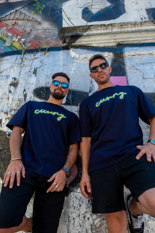 Producto - REMERA CURRY VIBE Oversize azul amarillo