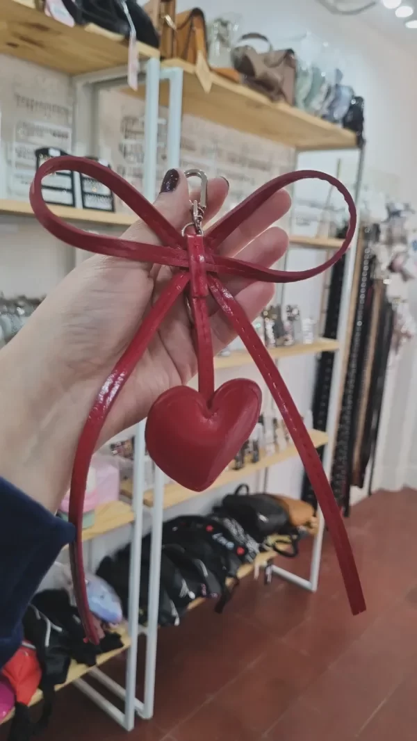 Producto - Bag charm llavero coquette rojo con cora
