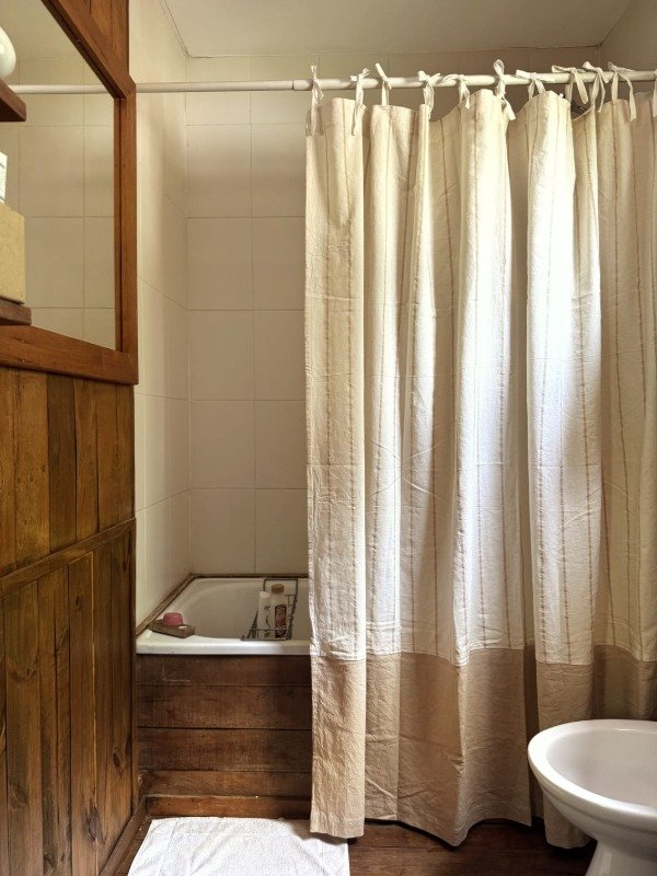 Producto - Combo calma- Cortina "Linee" + protector + set de ganchos