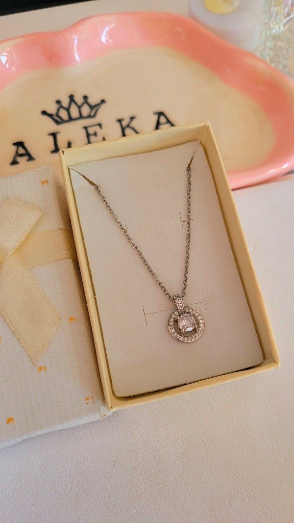 Producto - Collar circulo con circonias  de acero quirúrgico