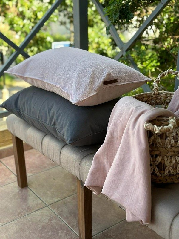 Producto - Almohadones de tusor color gris topo y  tusor petra color rosa bebé