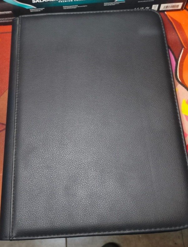 Producto - USADA Carpeta Generica con Cierre 9 Bolsillos Acolchada - 360 CARTAS - OUTLET