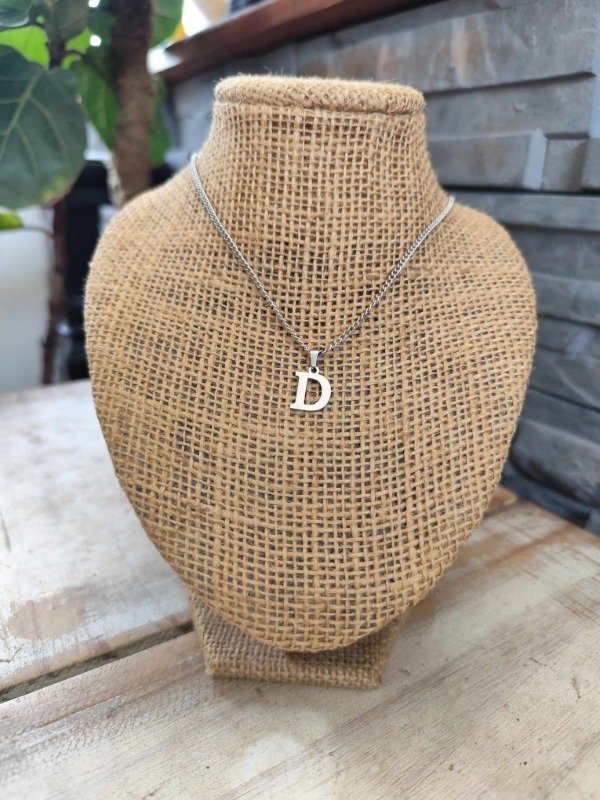 Producto - Collar inicial D. Acero quirúrgico.