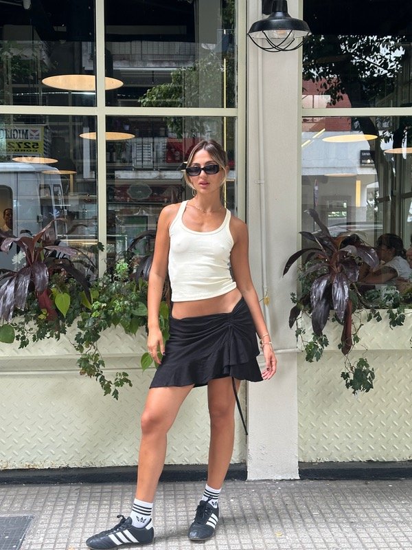 Producto - Pollera con short interno Stradivarius Talle 40 y 42 en color negro y cream