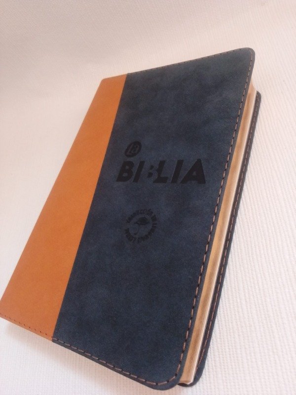 Producto - Biblia Traducción al Lenguaje Actual letra grande azul oscuro/café canto dorado