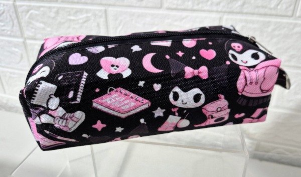 Producto - Cartuchera Kuromi dibujo 01 20 cm x 7 cm x 8 cm de cordura