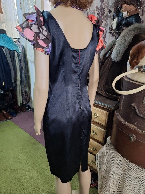 Producto - Vestido Raso Negro volados floreados Años 80 - 1