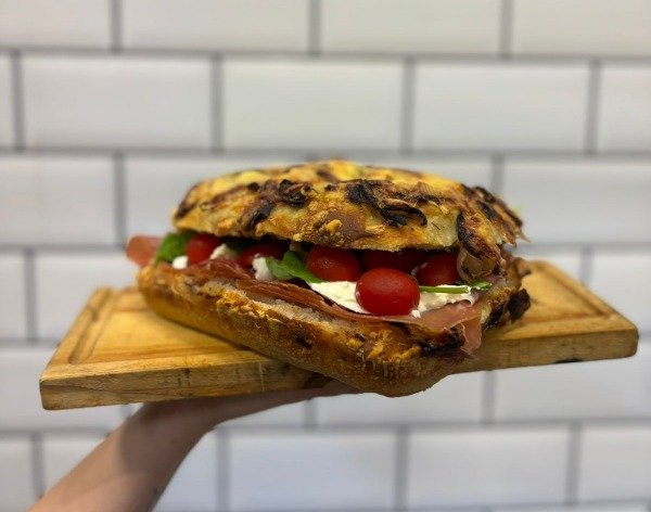 Producto - Jamon crudo, burrata, rucula y tomates cherry