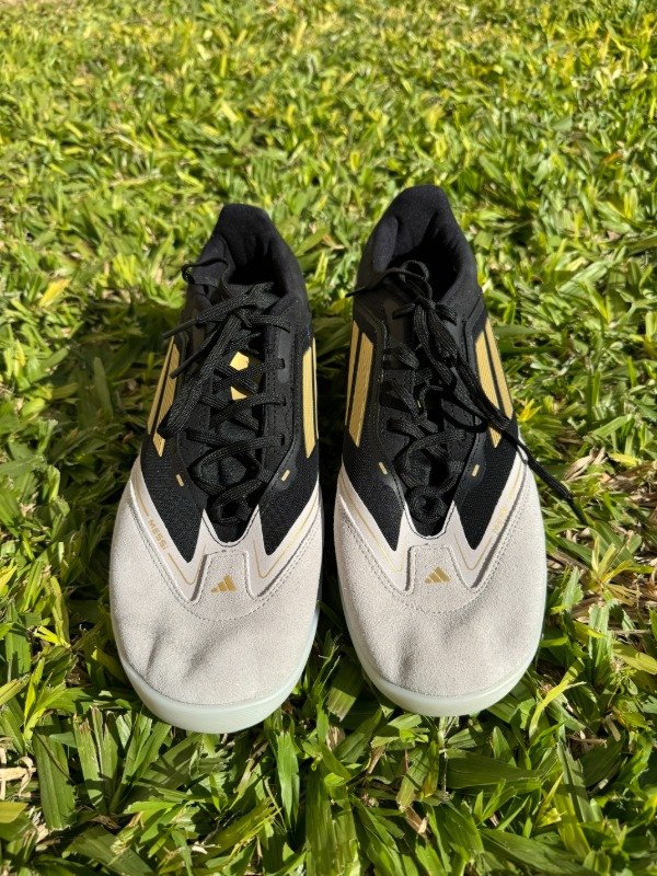 Producto - Adidas messi blancos con dorado y negro