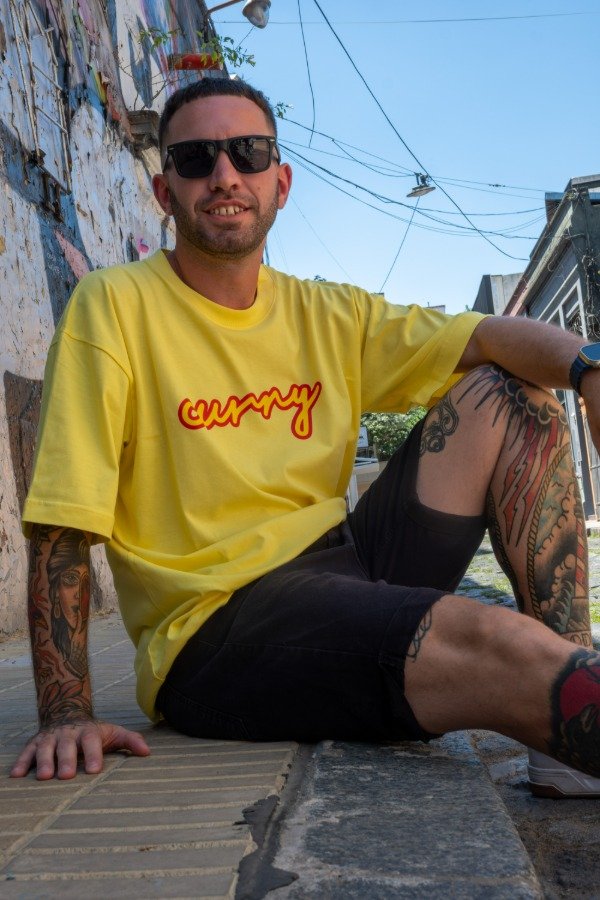 Producto - REMERA CURRY VIBE Oversize amarillo rojo