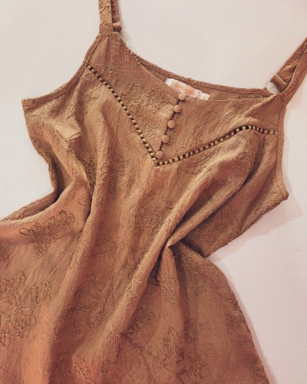 Producto - Musculosa Lino bordada bretel regulable Chocolate 51br30