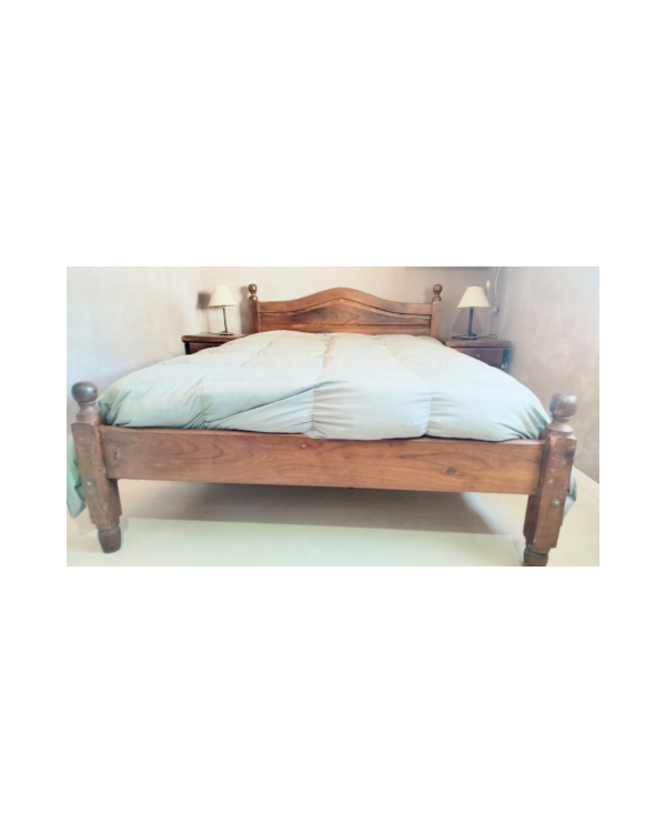 Producto - Cama de 2 plazas de algarrobo y mesitas de luz