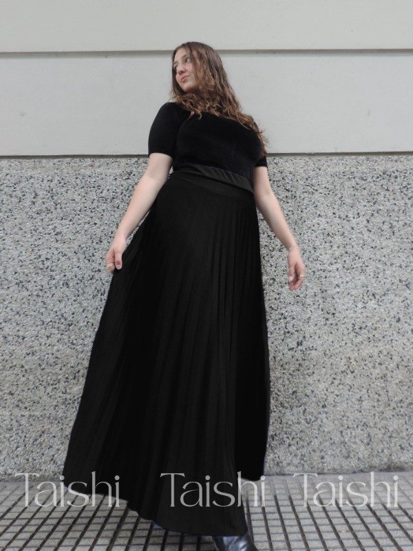 Producto - Maxipollera Plisada Negra (S-3XL)